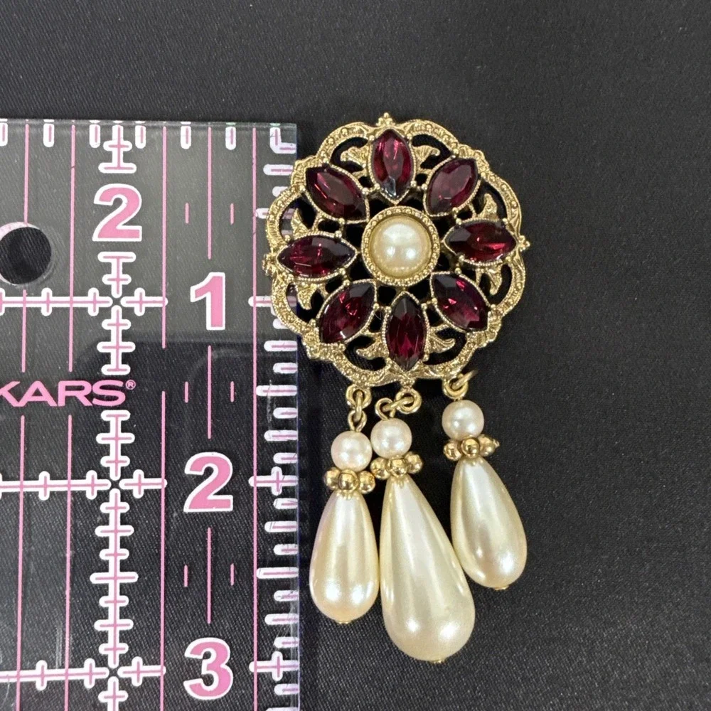 Vintage Brooch Womens Gold Red Crystal Faux Pearl Teardrop Dangle Filigree